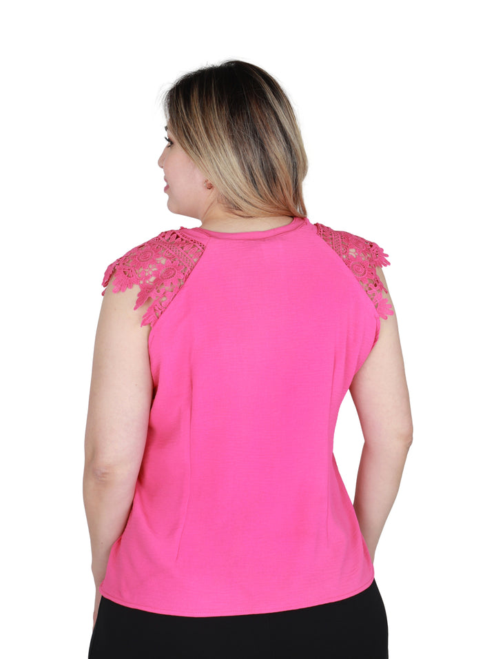 Mujer vistiendo una blusa color rosa con detalles de encaje en los hombros.