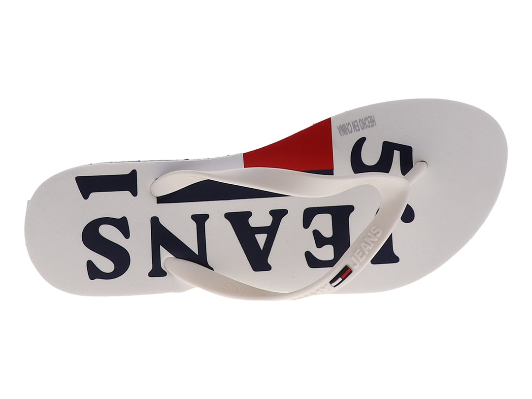 Sandalias Tommy Hilfiger blancas con suela azul marino y tiras sintéticas.