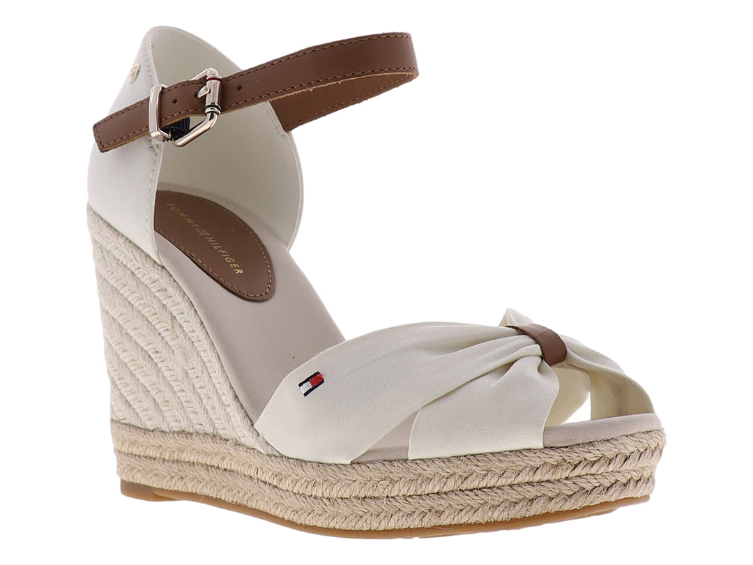 Sandalia Tommy Hilfiger color marfil con plataforma de cuña y correa marrón en el tobillo.