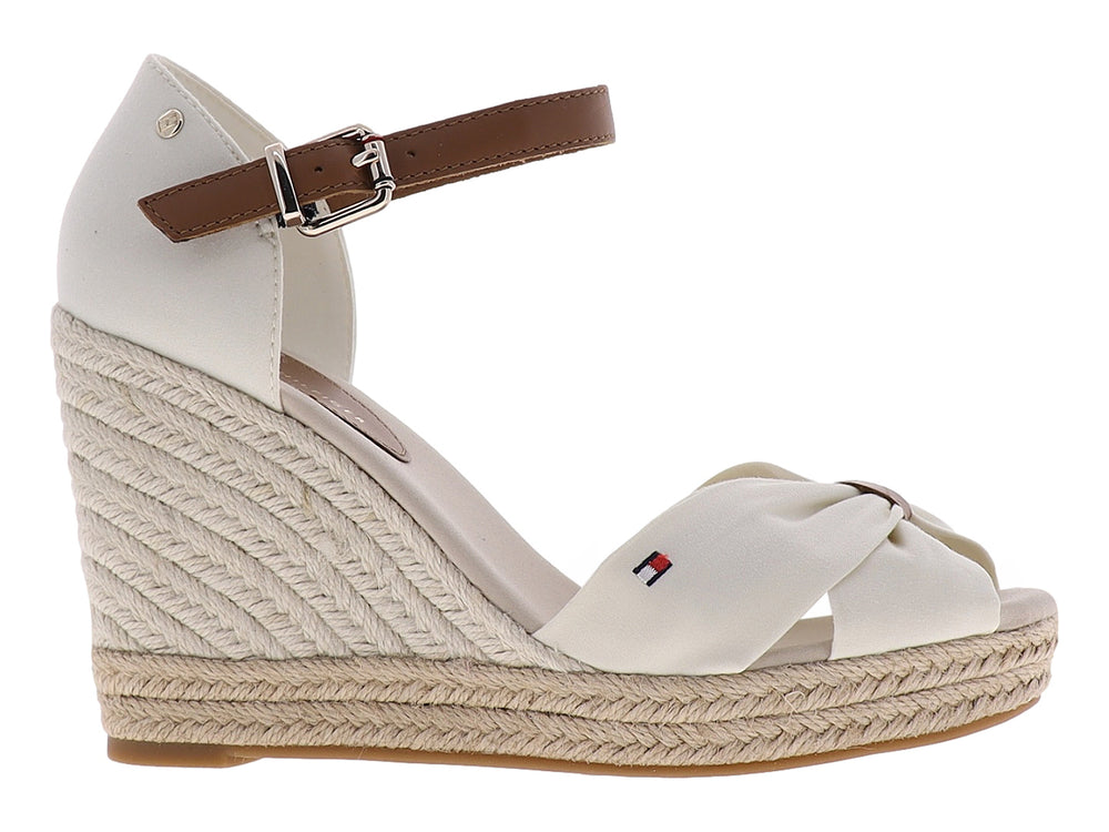 Sandalia Tommy Hilfiger color marfil con plataforma de cuña y correa marrón en el tobillo.
