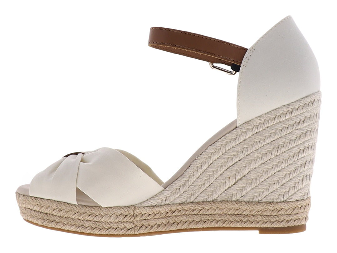 Sandalia Tommy Hilfiger color marfil con plataforma de cuña y correa marrón en el tobillo.