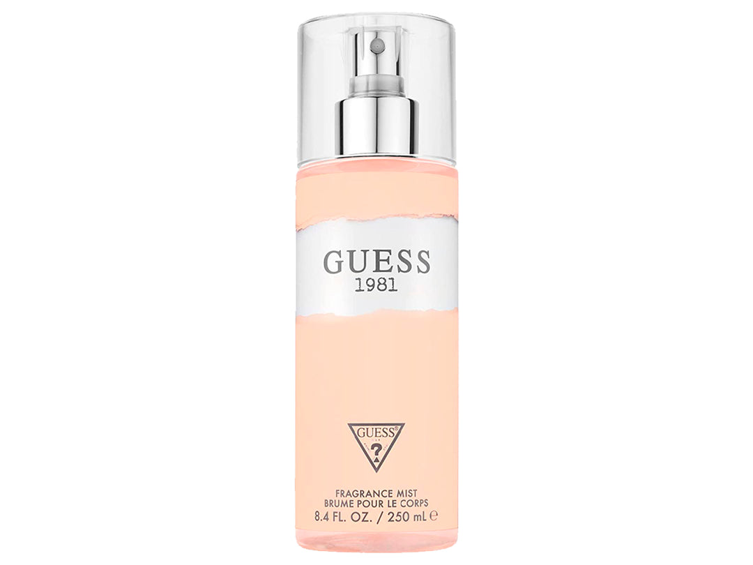 Botella cilíndrica de bruma corporal Guess 1981 en color rosa claro con tapa transparente y atomizador plateado.