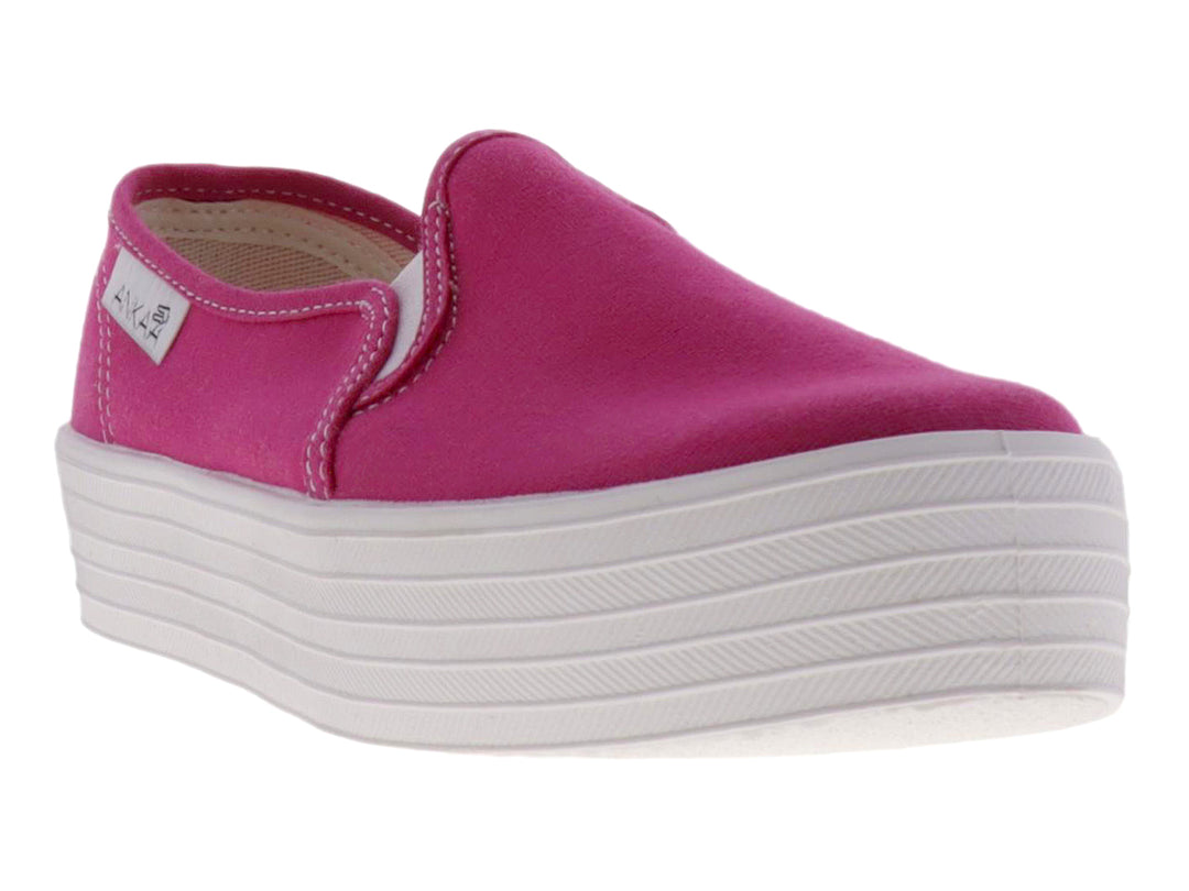 Tenis slip-on de color fucsia con suela de plataforma blanca ancha.