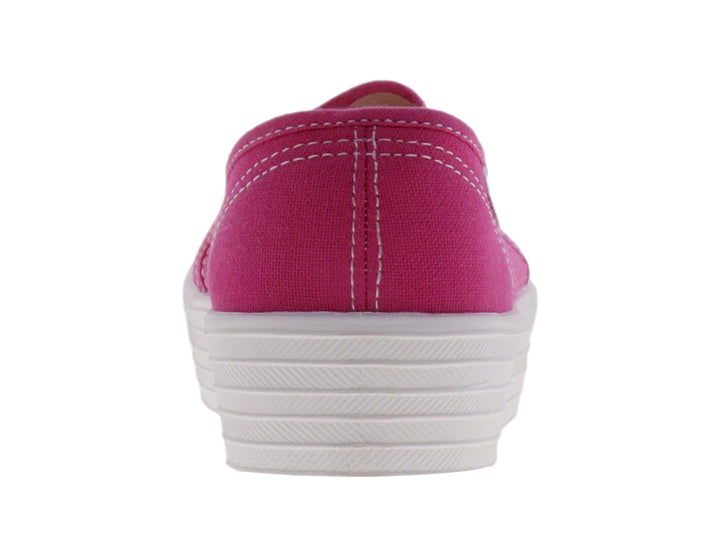 Tenis slip-on de color fucsia con suela de plataforma blanca ancha.