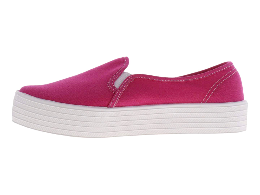 Tenis slip-on de color fucsia con suela de plataforma blanca ancha.