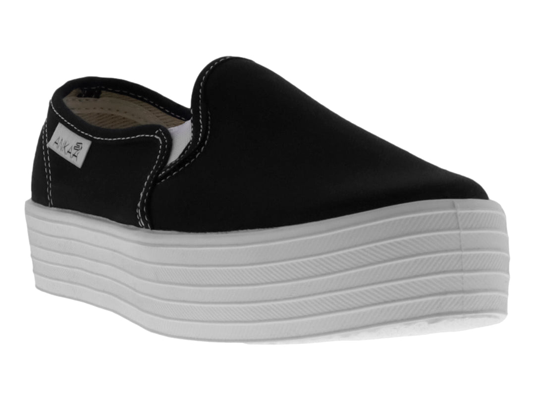 Zapato slip-on ANKAA color negro con suela de plataforma blanca ancha y textura estriada.