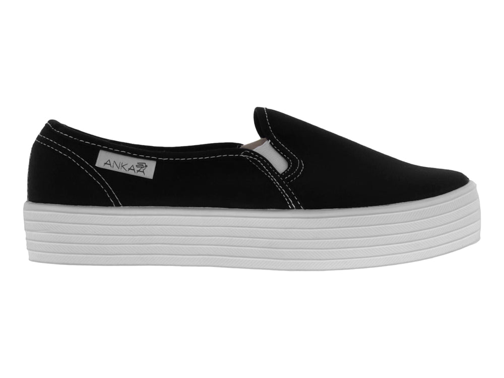 Zapato slip-on ANKAA color negro con suela de plataforma blanca ancha y textura estriada.