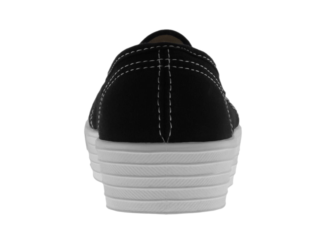 Zapato slip-on ANKAA color negro con suela de plataforma blanca ancha y textura estriada.