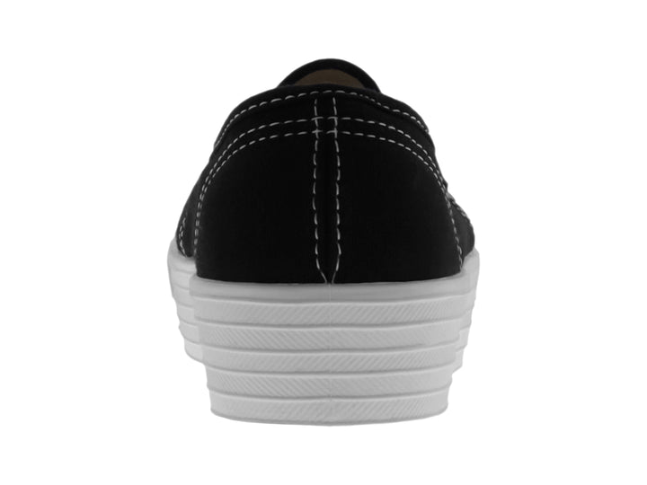 Zapato slip-on ANKAA color negro con suela de plataforma blanca ancha y textura estriada.