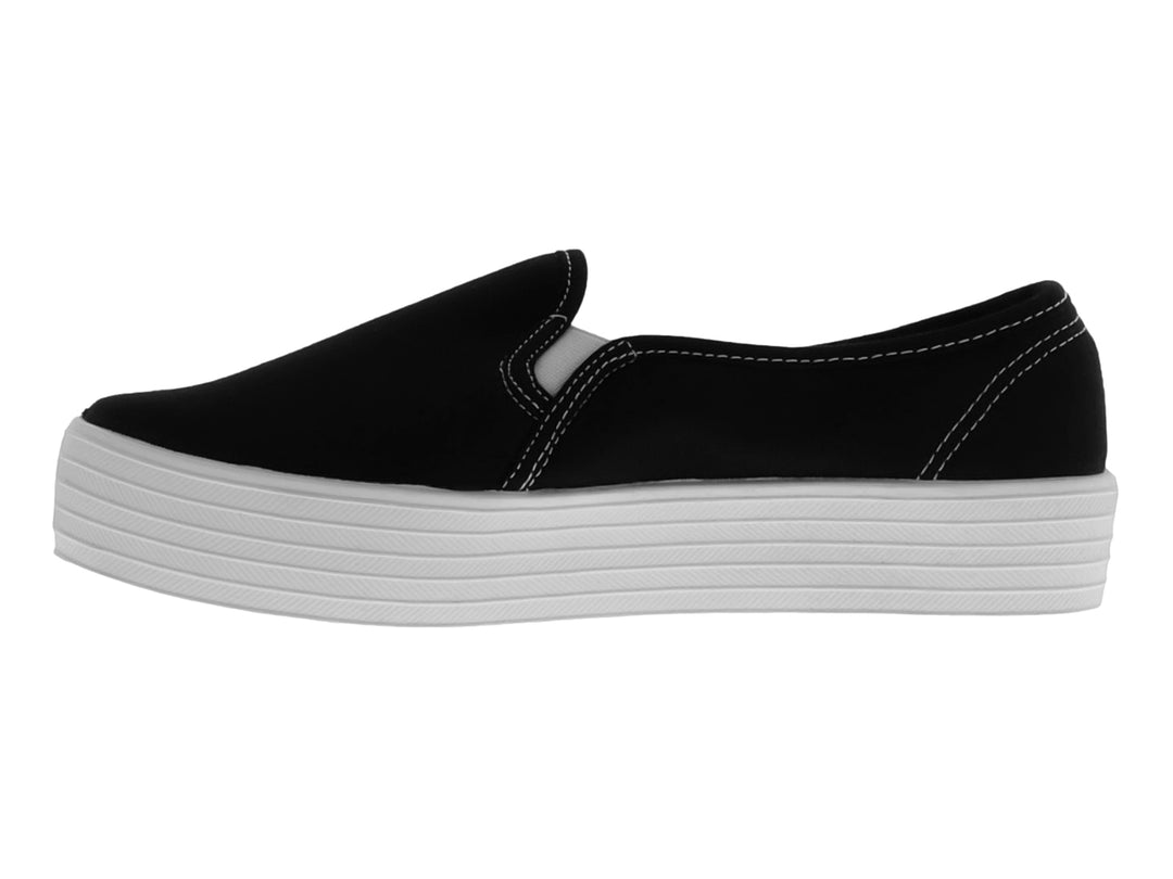 Zapato slip-on ANKAA color negro con suela de plataforma blanca ancha y textura estriada.