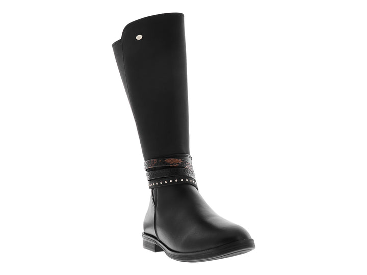 Bota alta de color negro con correa decorativa y estoperoles en el tobillo.