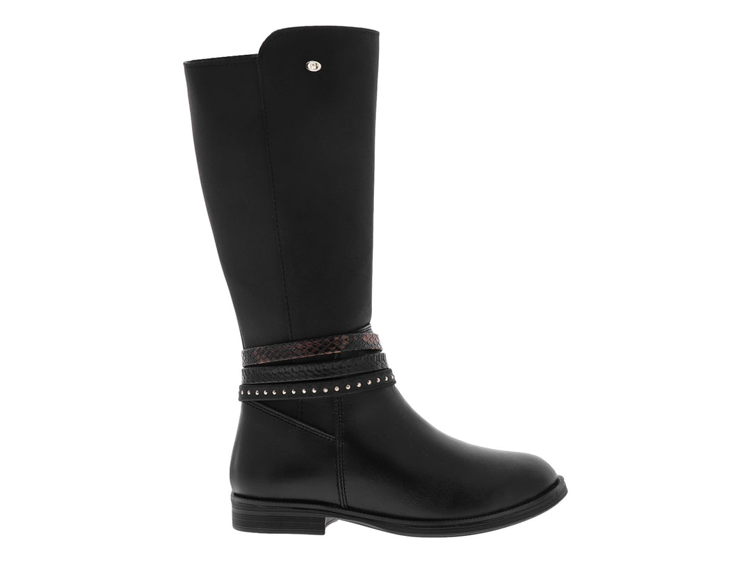 Bota alta de color negro con correa decorativa y estoperoles en el tobillo.