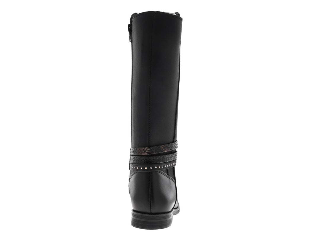 Bota alta de color negro con correa decorativa y estoperoles en el tobillo.