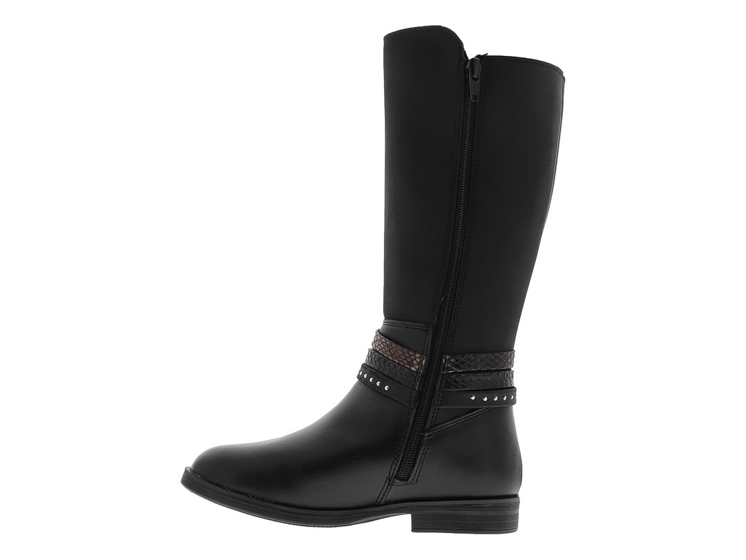 Bota alta de color negro con correa decorativa y estoperoles en el tobillo.