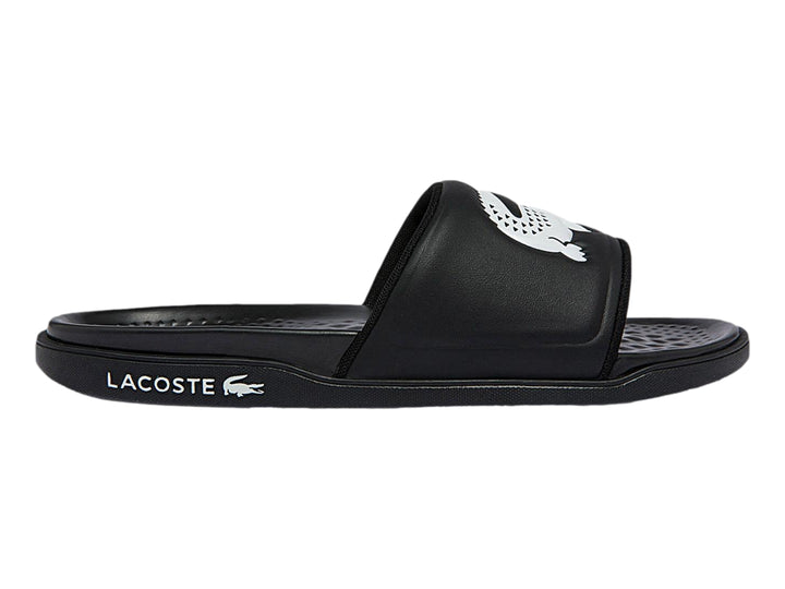 Sandalia Lacoste de color negro con logotipo del cocodrilo en blanco sobre la banda superior y suela cómoda.