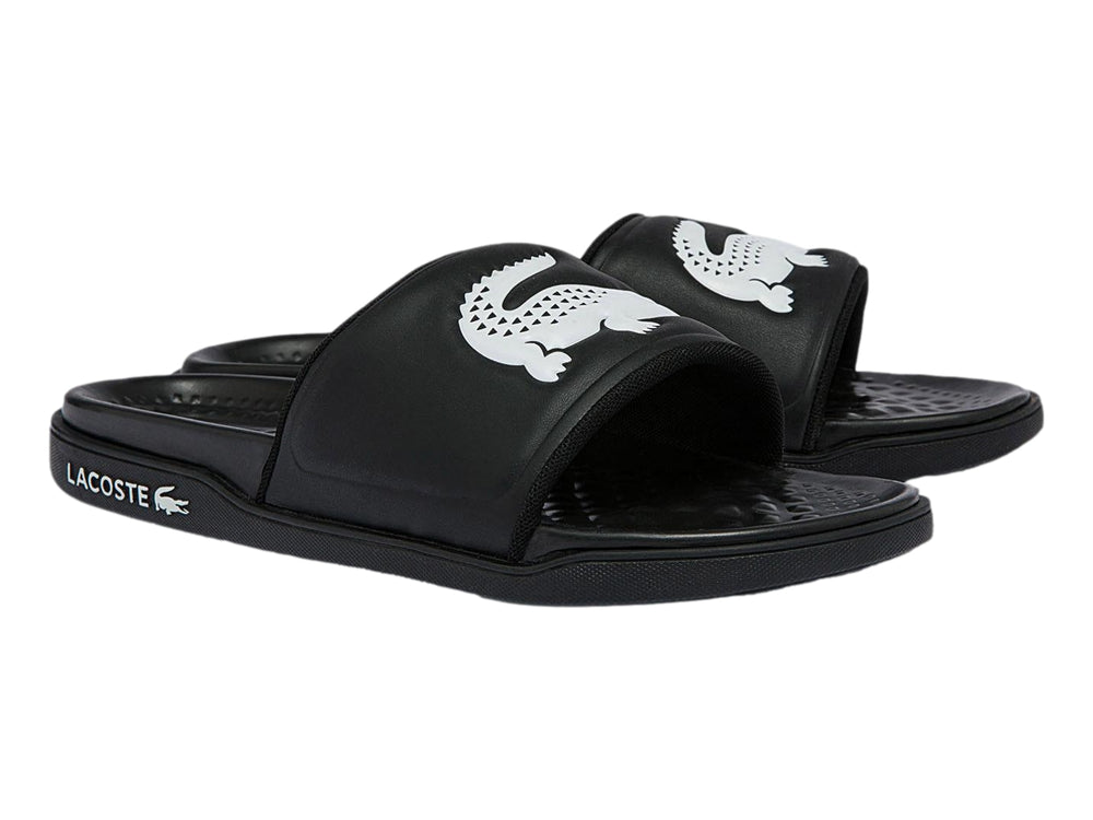 Sandalia Lacoste de color negro con logotipo del cocodrilo en blanco sobre la banda superior y suela cómoda.