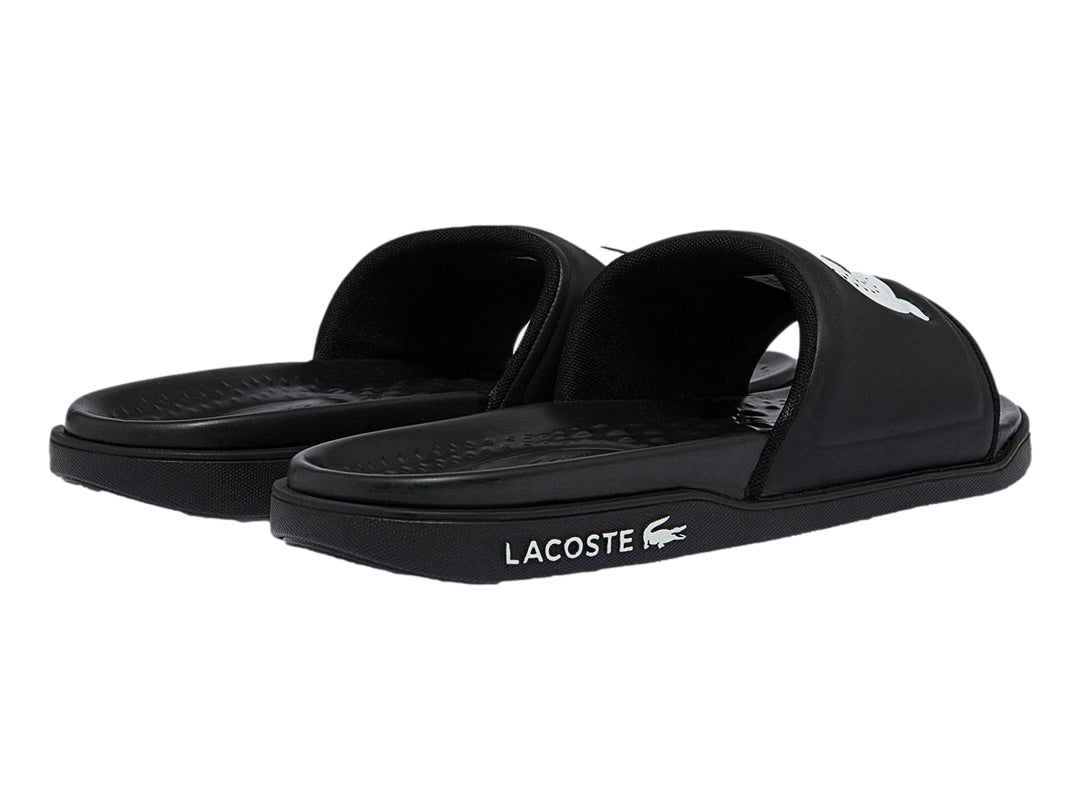 Sandalia Lacoste de color negro con logotipo del cocodrilo en blanco sobre la banda superior y suela cómoda.
