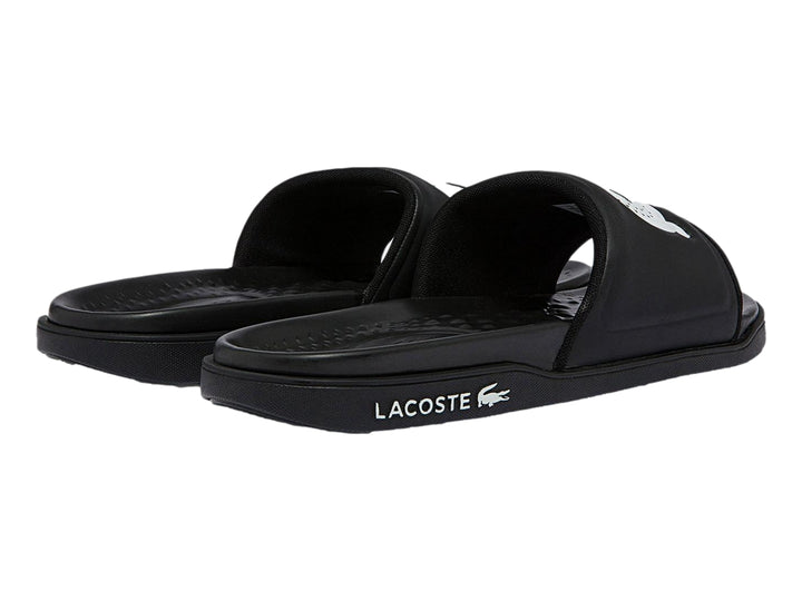Sandalia Lacoste de color negro con logotipo del cocodrilo en blanco sobre la banda superior y suela cómoda.