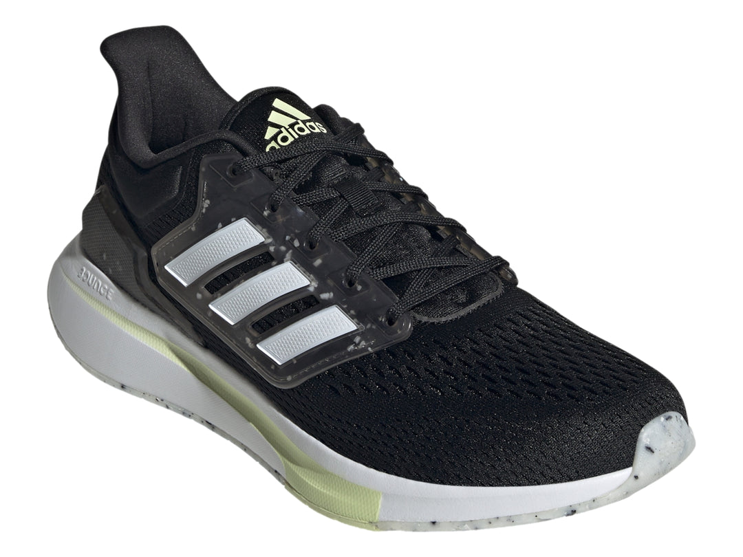 Tenis Adidas EQ21 en color negro con franjas blancas y detalles en lima sobre fondo blanco.