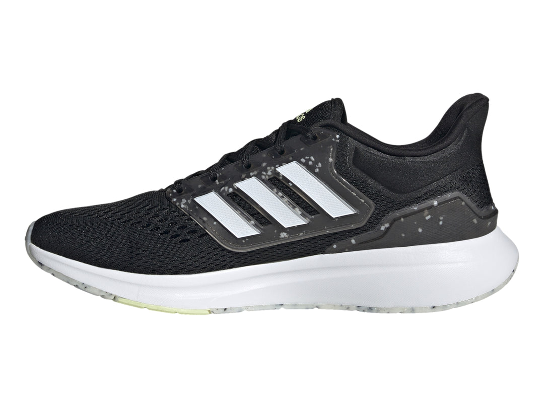 Tenis Adidas EQ21 en color negro con franjas blancas y detalles en lima sobre fondo blanco.