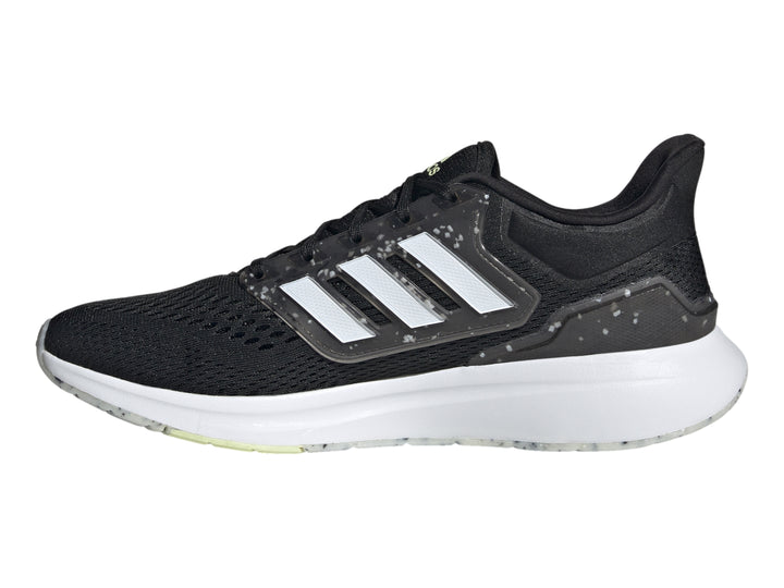 Tenis Adidas EQ21 en color negro con franjas blancas y detalles en lima sobre fondo blanco.