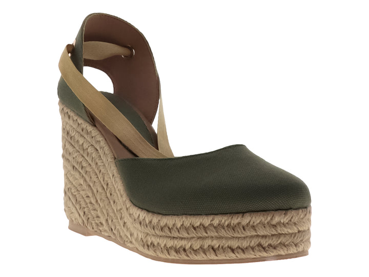 Sandalia de plataforma cuña color verde selva con base de fibras naturales tejidas.