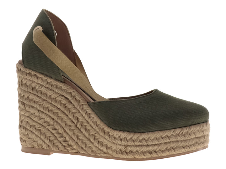 Sandalia de plataforma cuña color verde selva con base de fibras naturales tejidas.