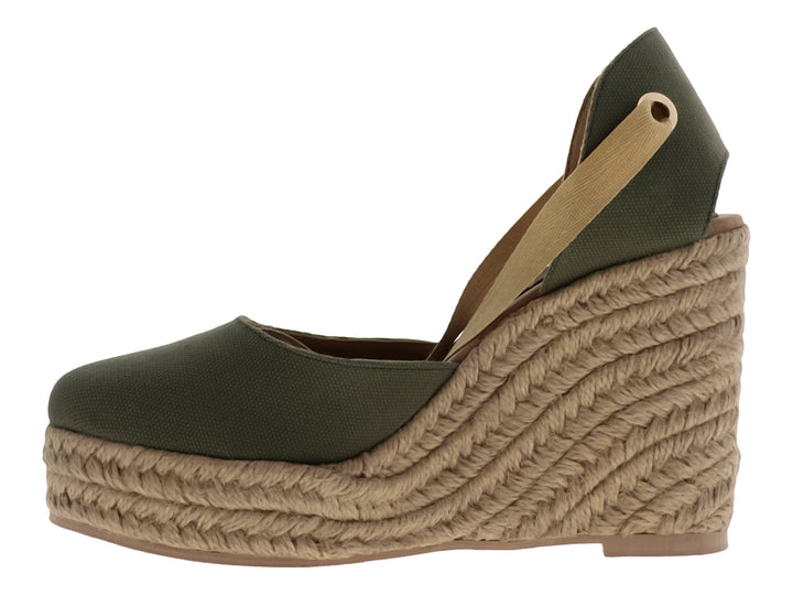 Sandalia de plataforma cuña color verde selva con base de fibras naturales tejidas.