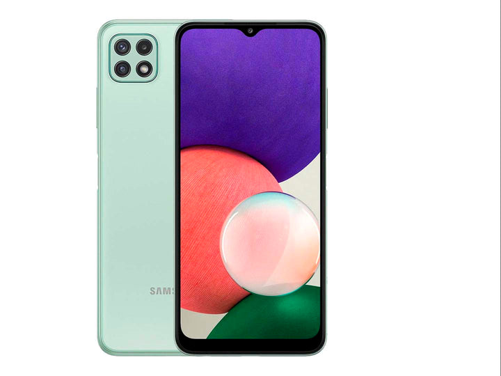 Teléfono inteligente Samsung Galaxy A22 en color verde, vista frontal y trasera sobre fondo blanco.