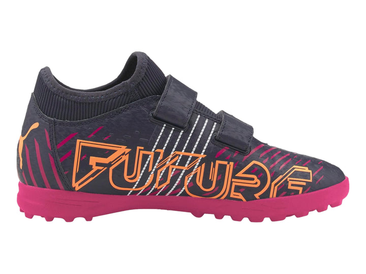 Zapato de fútbol PUMA FUTURE Z 4.2 TT V JR color azul oscuro con detalles en naranja neón y suela rosa fucsia.