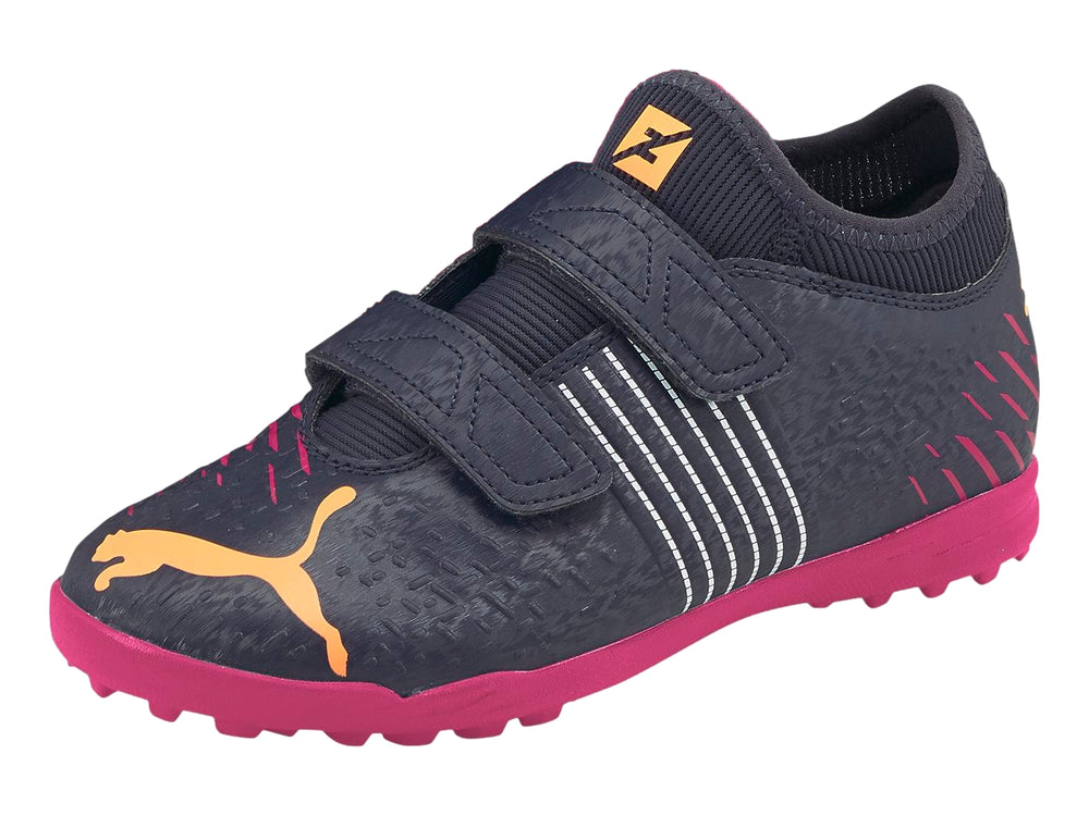 Zapato de fútbol PUMA FUTURE Z 4.2 TT V JR color azul oscuro con detalles en naranja neón y suela rosa fucsia.