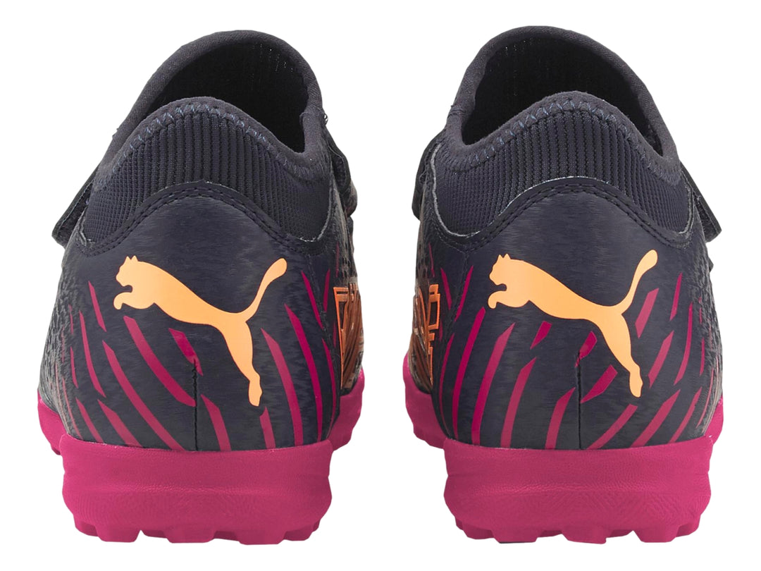Zapato de fútbol PUMA FUTURE Z 4.2 TT V JR color azul oscuro con detalles en naranja neón y suela rosa fucsia.