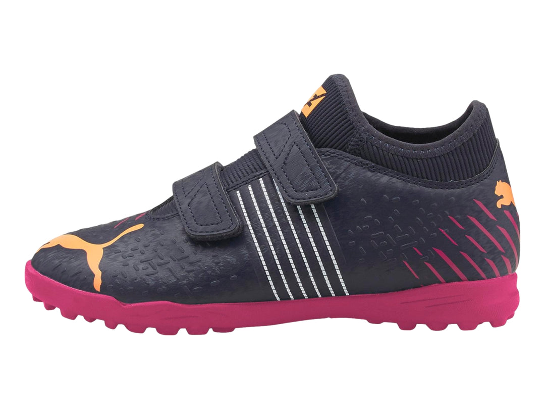 Zapato de fútbol PUMA FUTURE Z 4.2 TT V JR color azul oscuro con detalles en naranja neón y suela rosa fucsia.