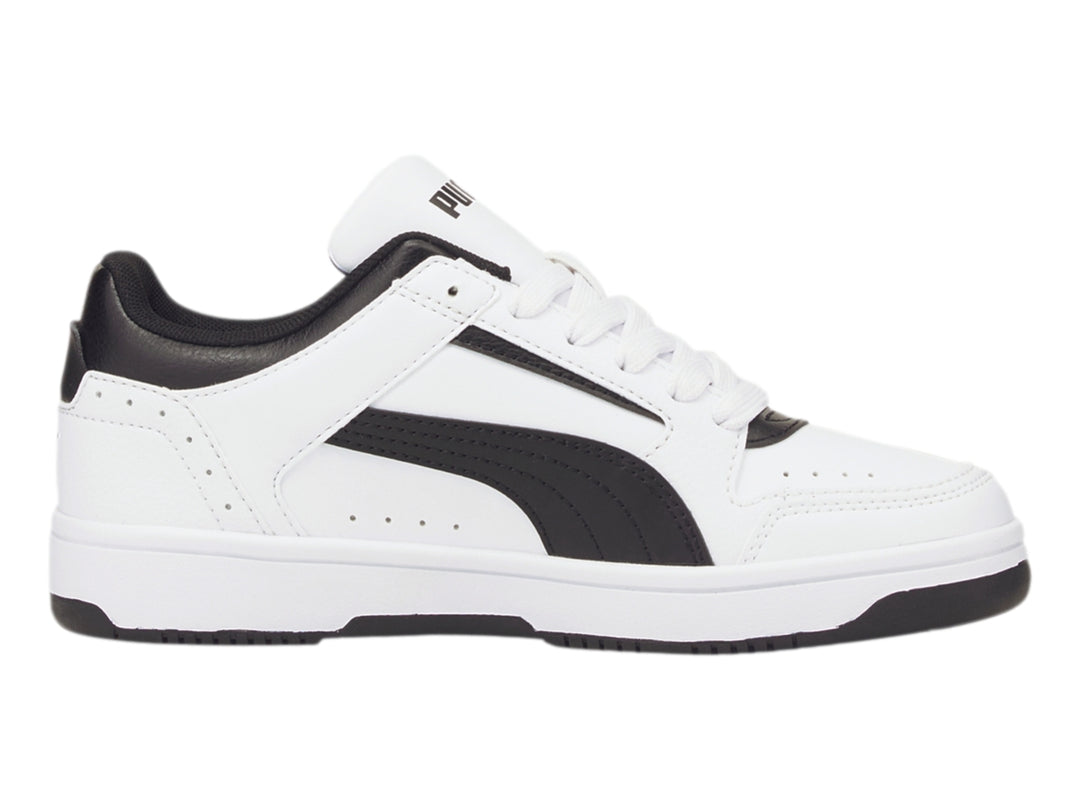 Tenis PUMA Rebound Joy Lo JR en color blanco con detalles en negro y suela blanca.
