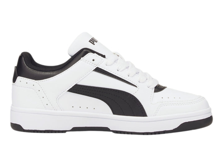 Tenis PUMA Rebound Joy Lo JR en color blanco con detalles en negro y suela blanca.