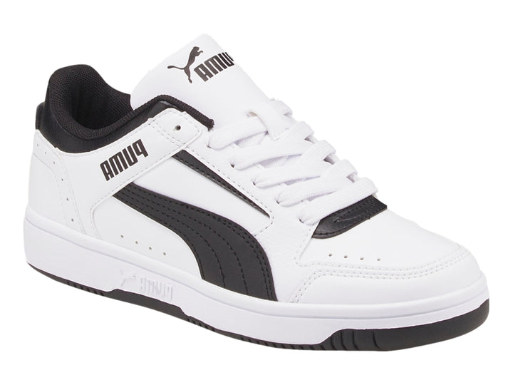 Tenis PUMA Rebound Joy Lo JR en color blanco con detalles en negro y suela blanca.