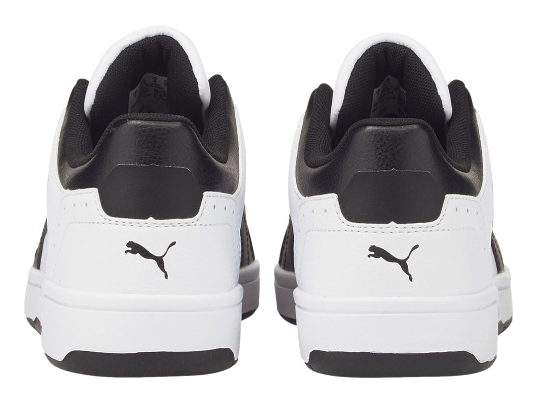 Tenis PUMA Rebound Joy Lo JR en color blanco con detalles en negro y suela blanca.