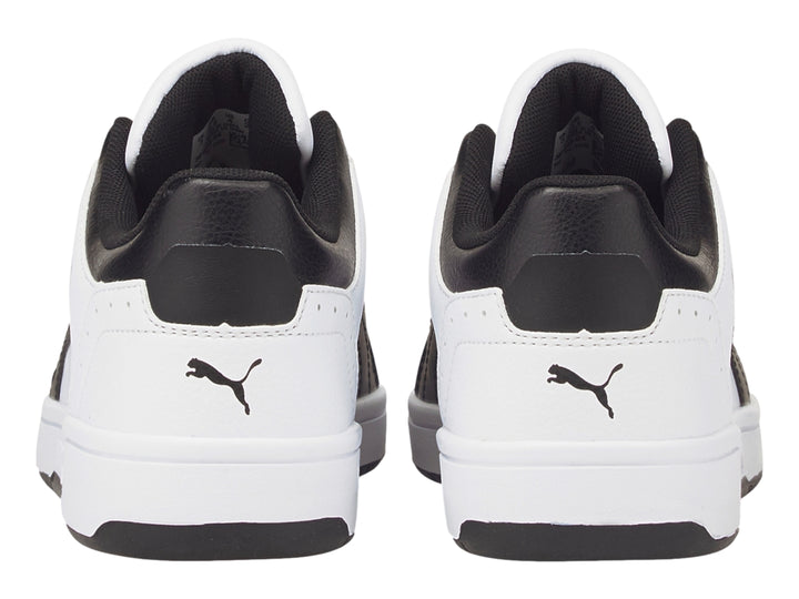 Tenis PUMA Rebound Joy Lo JR en color blanco con detalles en negro y suela blanca.