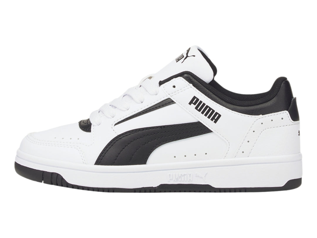 Tenis PUMA Rebound Joy Lo JR en color blanco con detalles en negro y suela blanca.