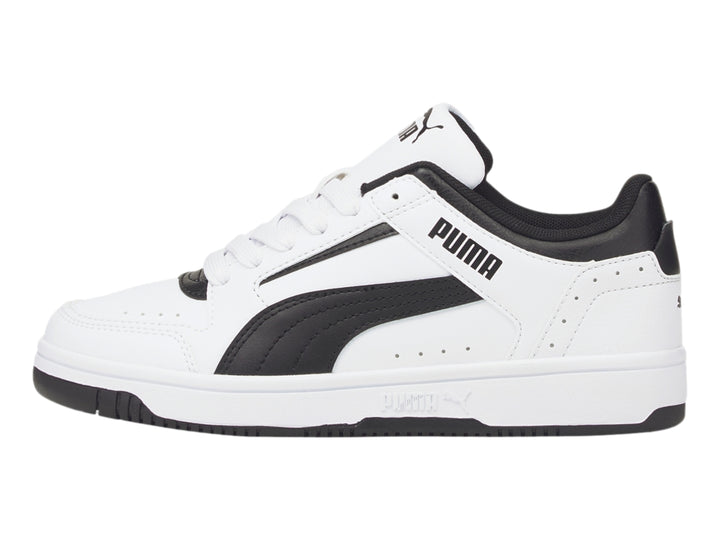 Tenis PUMA Rebound Joy Lo JR en color blanco con detalles en negro y suela blanca.