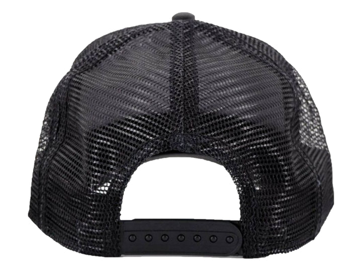 Gorra Goorin Bros blanco y negro con parche frontal de oveja negra y texto BLACK SHEEP.