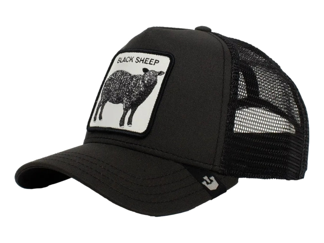 Gorra negra Goorin Bros con parche frontal de una oveja negra y malla en la parte posterior.