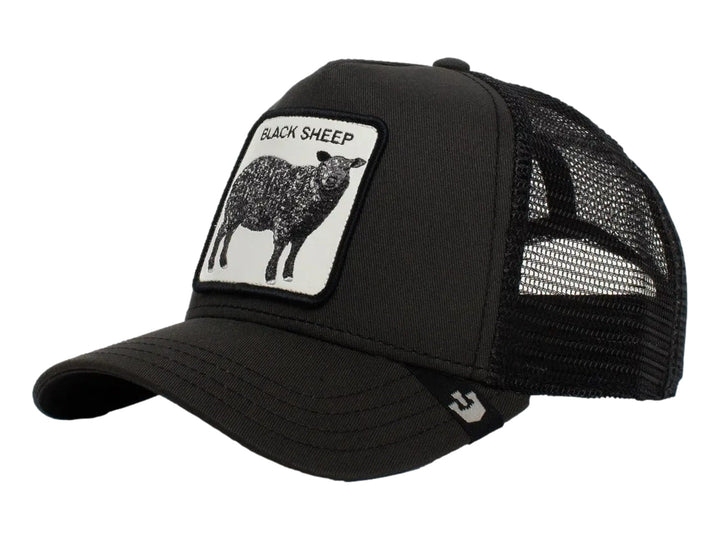 Gorra negra Goorin Bros con parche frontal de una oveja negra y malla en la parte posterior.