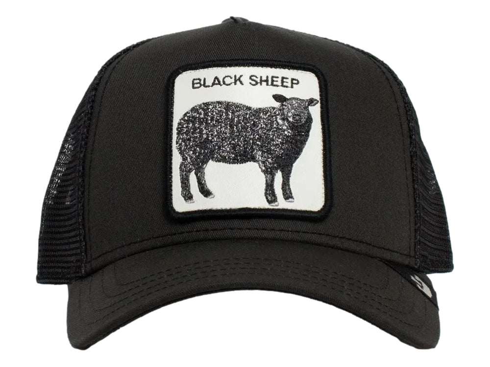 Gorra negra Goorin Bros con parche frontal de una oveja negra y malla en la parte posterior.