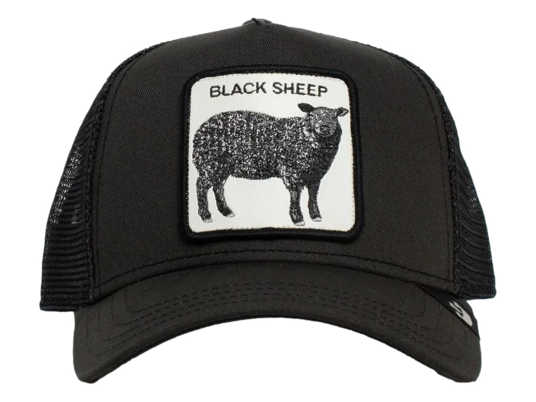 Gorra negra Goorin Bros con parche frontal de una oveja negra y malla en la parte posterior.