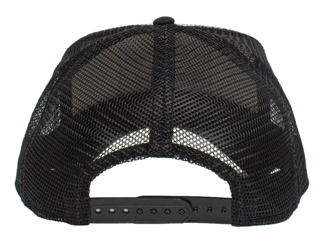 Gorra negra Goorin Bros con parche frontal de una oveja negra y malla en la parte posterior.