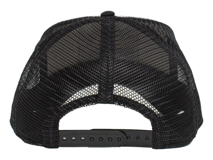 Gorra negra Goorin Bros con parche frontal de una oveja negra y malla en la parte posterior.
