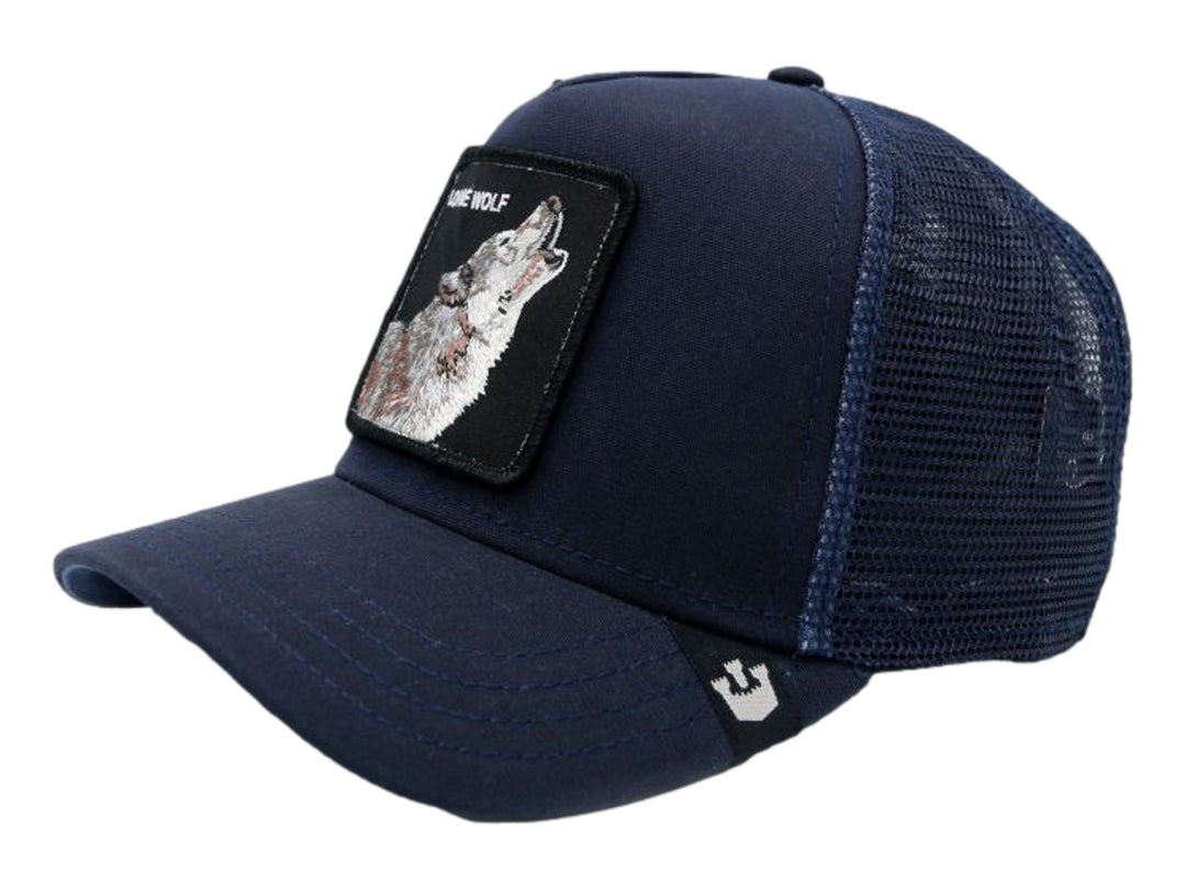 Gorra Goorin Bros color azul marino con parche frontal de un lobo y parte posterior de malla.