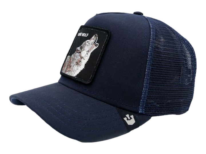 Gorra Goorin Bros color azul marino con parche frontal de un lobo y parte posterior de malla.