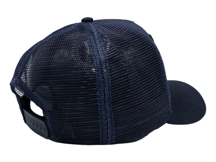 Gorra Goorin Bros color azul marino con parche frontal de un lobo y parte posterior de malla.